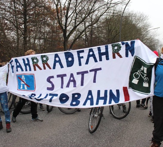 ein großes Banner, daruaf der Text: "Fahrrad fahrn' statt Autobahn"