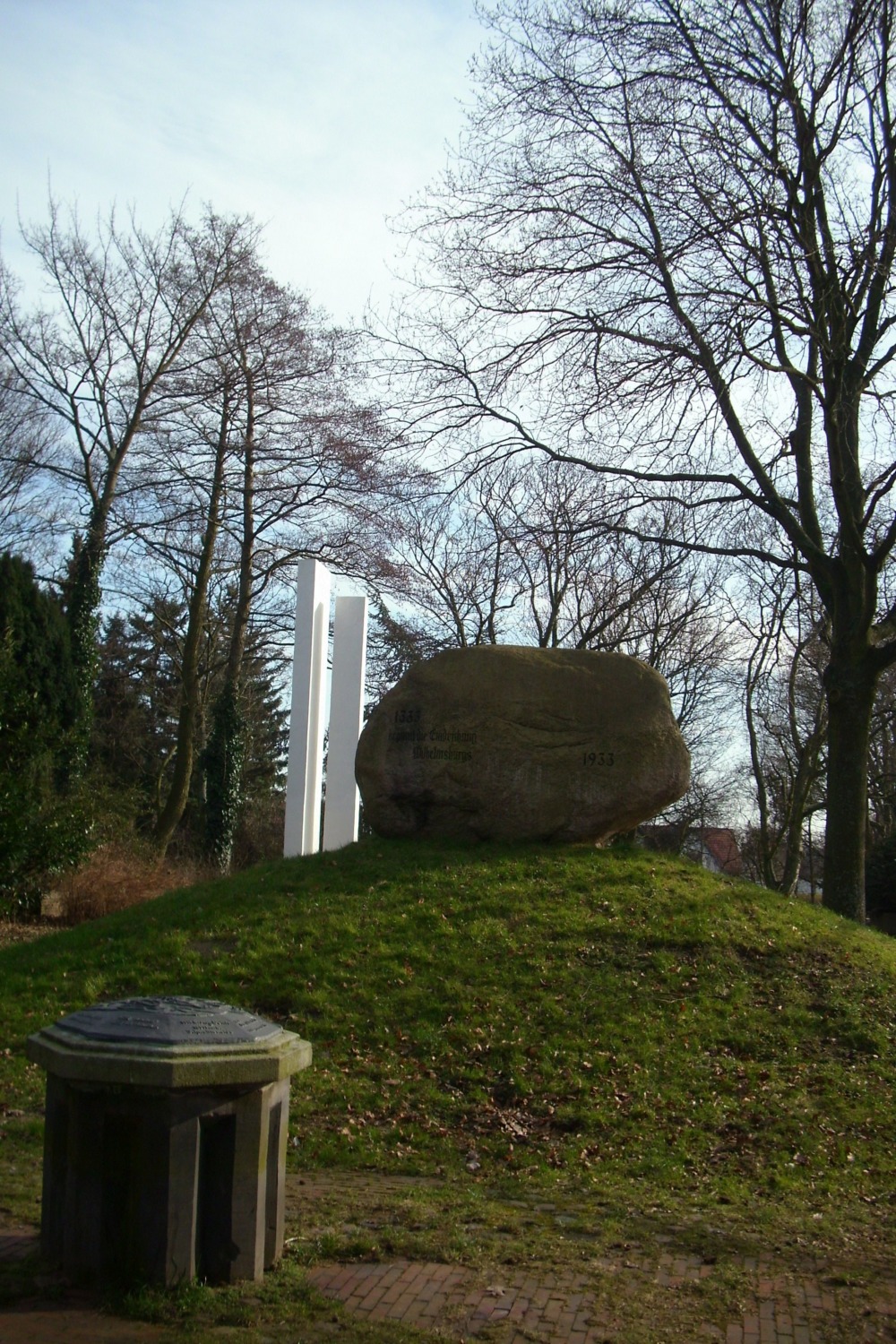 Das Flutdenkmal: Ein Findling auf einem Deichstück in Kirchdorf.