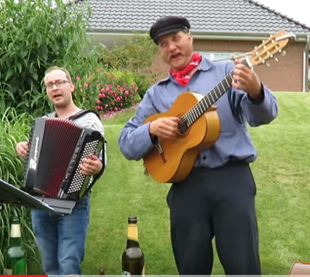 Auf dem Foto singen und spielen Kabel Jo in einem Garten