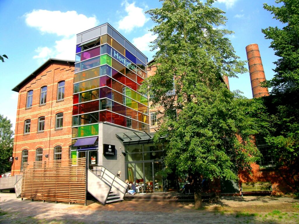 Aussenansicht der Honigfabrik mit Begrünung