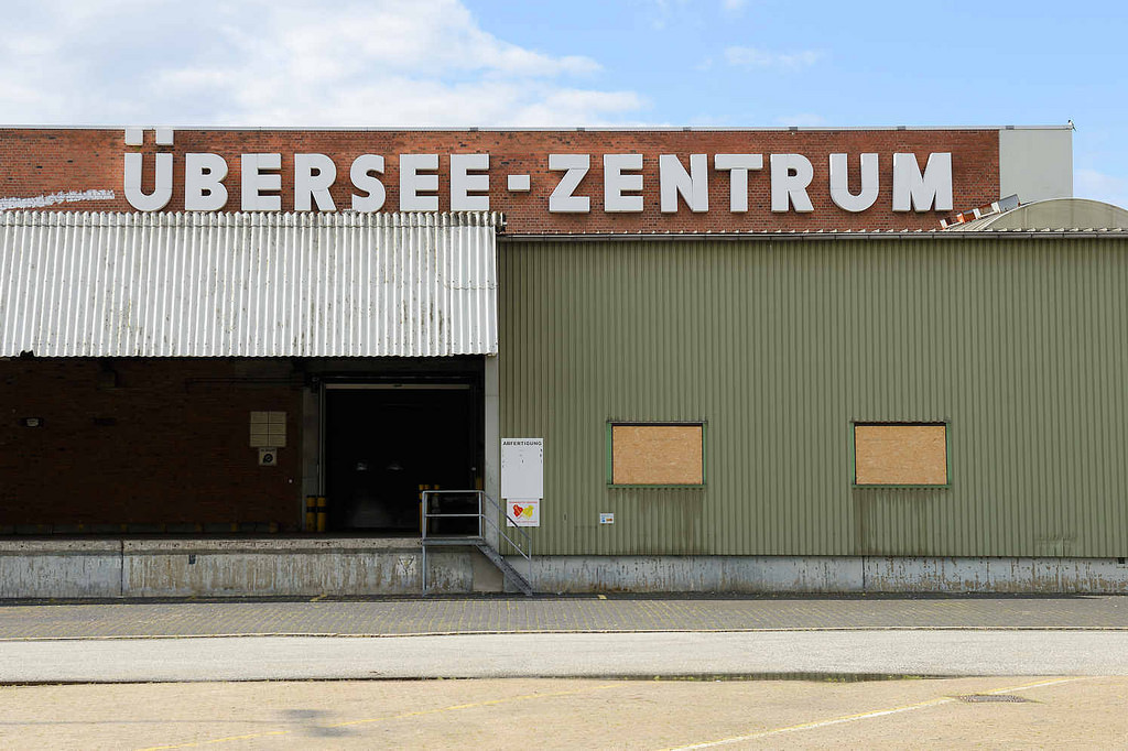 Lagerhaus auf dem Grasbrook mit der Beschriftung "Übersee-Zentrum"