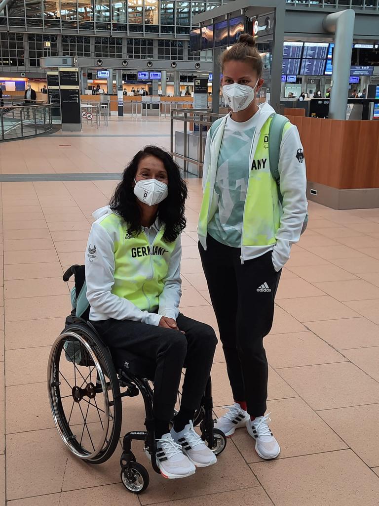 Syvia Pille-Steppat mit ihrer Trainerin in der Abflughalle des Hamburger Flughafens