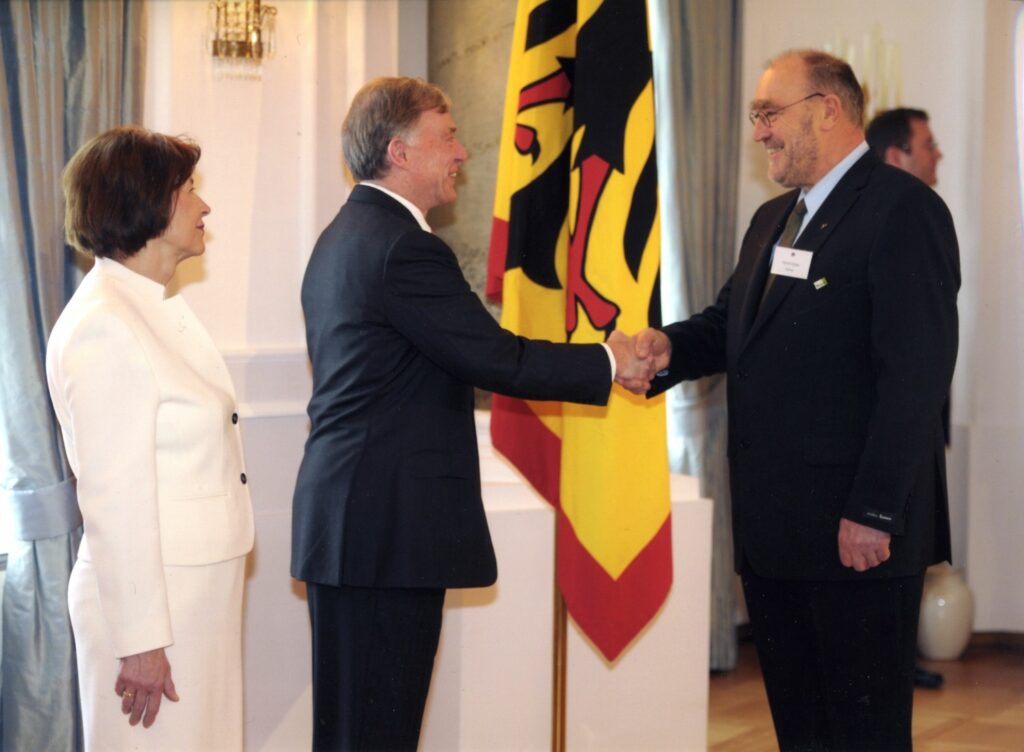 Bundespräsident Dr. Horst Köhler (Mitte) schüttelt Harald Köpke (rechts im Bild) die Hand. An der linken Seite steht die Frau des Bundespräsidenten.