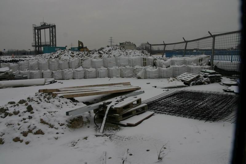 Bauarbeiten an der Ernst-August-Schleuse im Februar 2012. Vorne liegen Balken und Baustahlmatten und darüber zwei Reihen Big Bags und dahinter sieht man das obere Schleusentor.