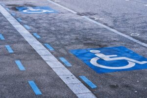 ein abgegrenzter Fahrbereich auf einer Straße, der mit dem Rollstuhlsymbol gekennzeichnet ist.