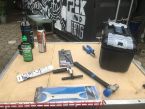 Ein Tisch mit Werkzeug und einem Werkzeugkoffer und Schmiermitteln