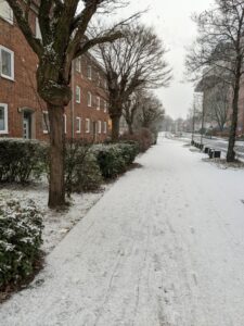 Eine Straße im Schnee