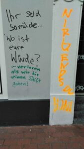 An einer Wand hat jemand geschrieben: "Wo ist eure Würde?" In anderer Farbe steht darunter: "...verloren, als wir dir einen Stift gaben."
