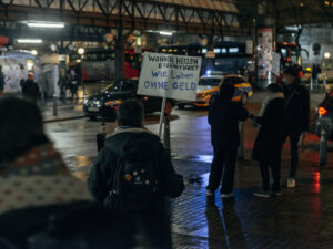"Wohnen, heizen, Essen, Ticket - Wie leben ohne Geld? fragt diese Protestierende auf einem Schild.