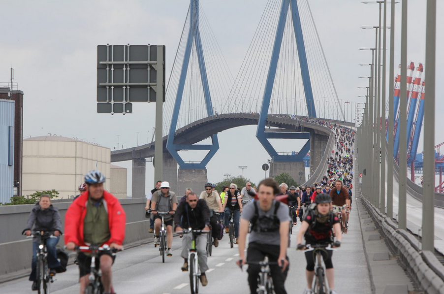 Viele Radfahrende überqueren als Fahrradsternfahrt die Köhlbrandbrücke