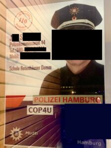Ein Plakat das einen Polizisten (unkenntlich gemacht) abbildet, dazu Kontaktdaten des Pk 44, die Aufschrift "Polizei Hamburg, COP4U" und "Schule Rotenhäuser Damm"