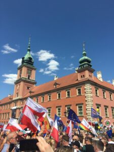 Polen- und Europaflaggen vor dem Warschauer Schloss in der Altstadt. 