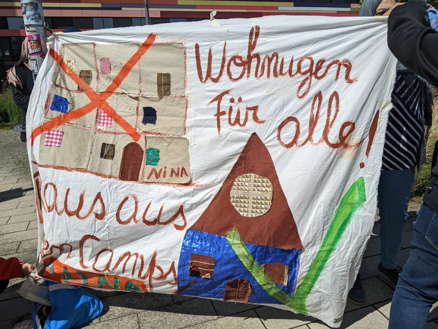 Ein Transparent auf dem steht: Wohnungen für alle! Raus aus den Camps!