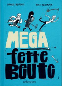 Cover des Buches in blau mit großem Titel in weiß und blau, darüber laufen die Figuren Alex, Nora und Kalle von links nach rechts.