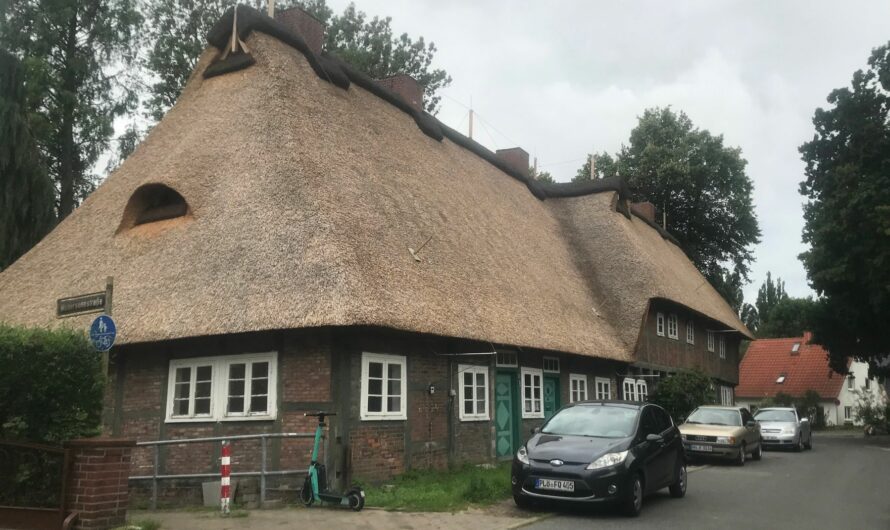 Beharrlichkeit zahlt sich aus: Jetzt hat das älteste Haus Wilhelmsburgs ein neues Reetdach bekommen