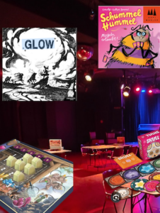 Photomontage mit mit den Covern der Spiele Glow und Schummelhummel in einem Foto vom Club-Saal der Hofa 
