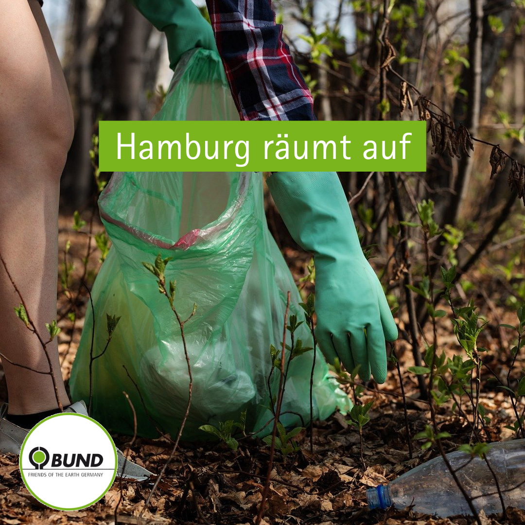 Veranstaltungsbild Hamburg räumt auf: menschliches Bein links im Bild, halb gefüllte Müllsäcke in der Natur.