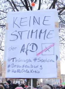 Ein großes Pappschild mit der Aufschrift: Keine stimme der AfD und darunter die Hashtags Thüringen, Sachsen, Brandenburg, Halle-Orla-Kreis