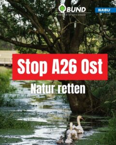 Ein Bach, der sich durch Wiesen, Bäume und Bewuchs schlängelt. Darauf der Schriftzug "Stop A26 Ost, Natur retten"