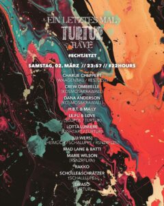 Ein buntes Veranstaltungsplakat vom lezten Turtur Reve mit Aufzählung der DJs.