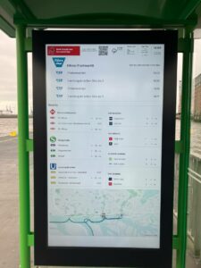 Ein großer, digitaler Anzeiger mit Fahrgastinformationen