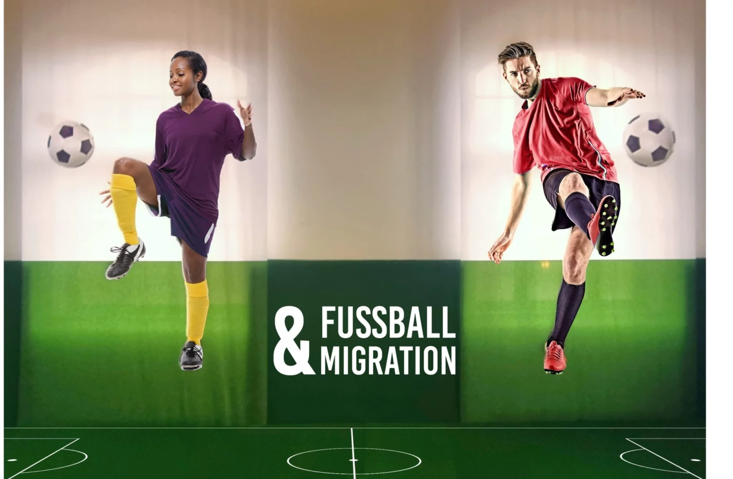 2 Menschen, eins weiblich und Schwarz gelesen, eins weiß und männlich, spielen Fußball auf einem grünen Rasen. In der Mitte der Schriftzug "Fußball&Migration"