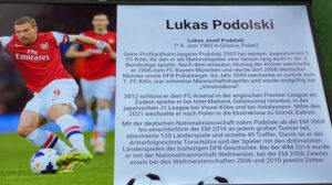 Links ein Bild von Lukas Podolski und rechts sein Lebenslauf.