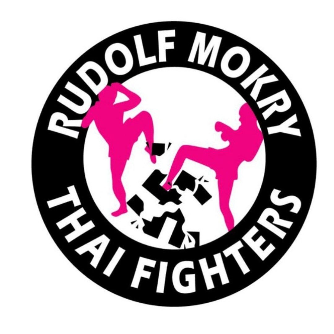 Rundes Logo, Schriftzug weiß auf schwarz: Rudolf Mokry Thai Fighters. Im Kreis 2 pinke Menschen, die auf ein Hakenkreuz eintreten, das zerbricht.