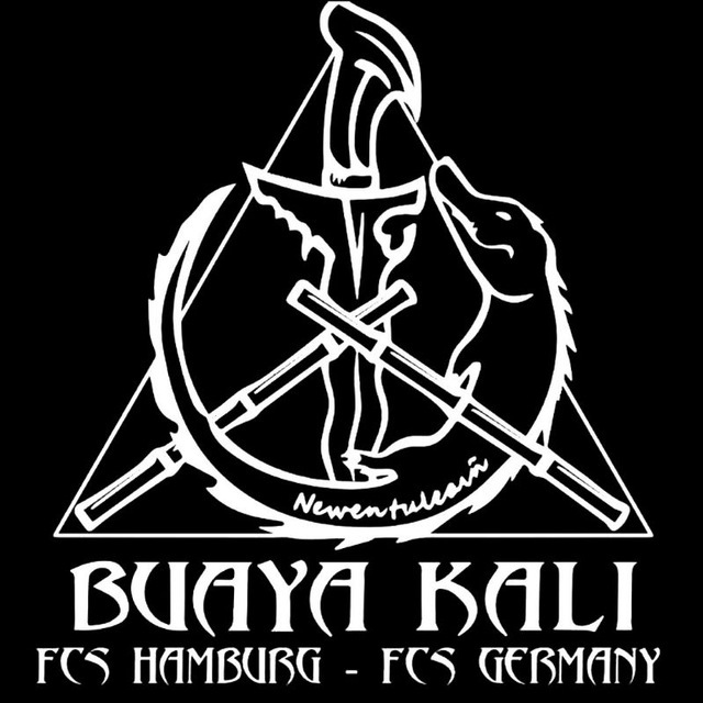 Eine Grafik, weiß auf schwarz, das Zeichen von Buaya Kali Hamburg