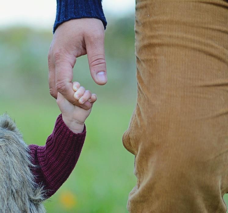 Eine Kinderhand hält die Hand eines Erwachsenen