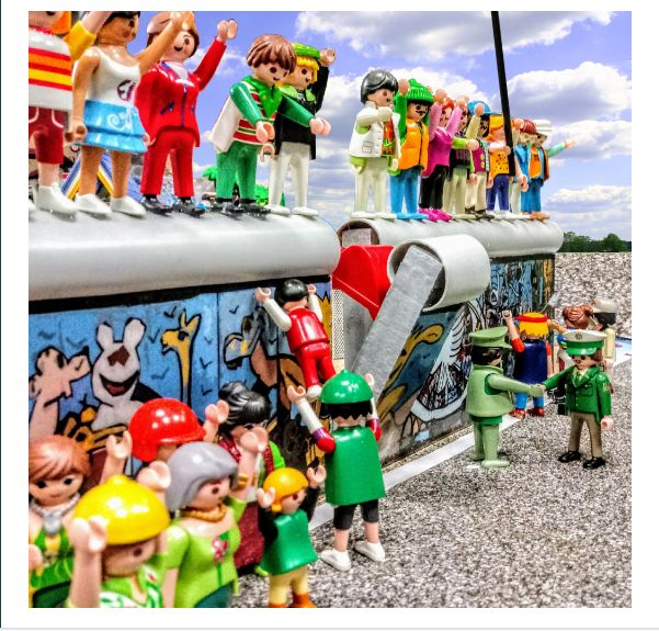 Menschen auf der Berliner Mauer aus Lego