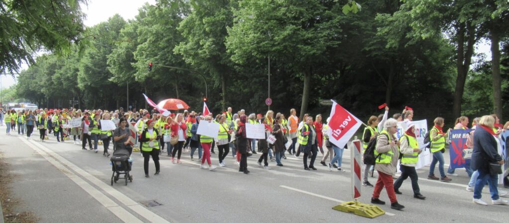 Ein Demonstrationszug auf der Mengestraße