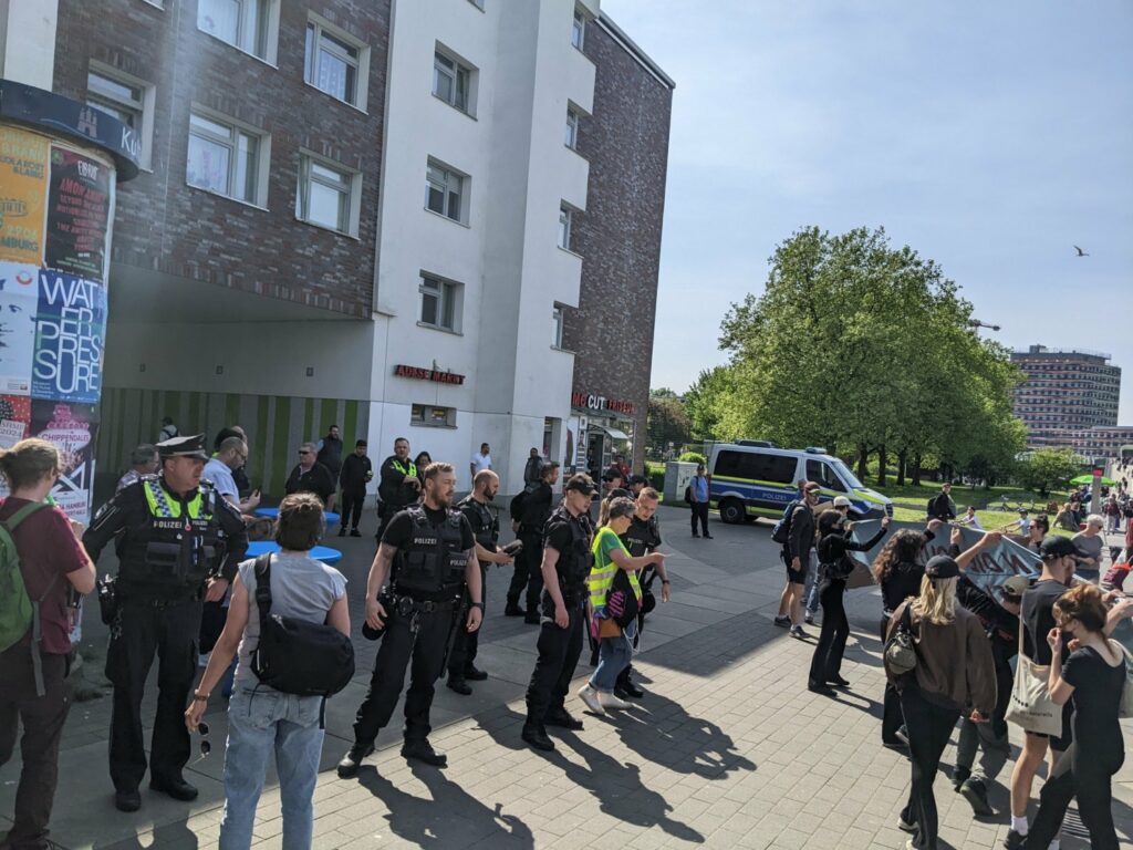 AfDler, Polizist*innen und Protestierende am Stübenplatz am 10. Mai 24