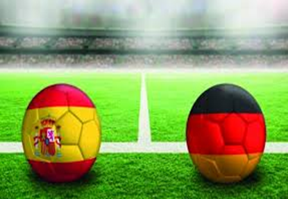 2 Fussbälle liegen auf dem Spielfeld, einer in deutschen, der andere in spanischen Nationalfarben