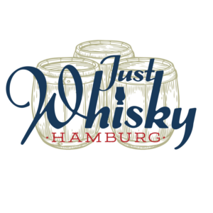 Im Hintergrund gezeichnete Whiskey-Fässer, im Vordergrund der Schriftzug "Just Whiskey Hamburg"