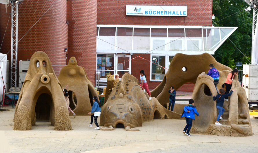 Ausstellung: Riesen-Lehmfiguren, gebaut von Groß und Klein in Wilhelmsburg