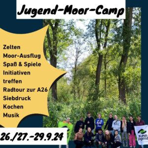 Ein Wald mit einer Gruppe Jugendlicher. Dazu Infos zum Camp