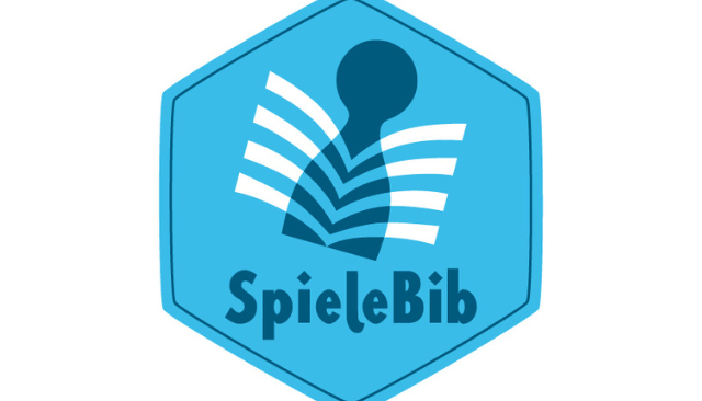 Logoder SpieleBib: Ein blaues Sechseck, darin eine Spielfigur, vier aufgeshlagene übereinander liegende Bücher und der Schriftzug