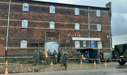 Vor einem alten Backstein-Lagerhaus mit der Aufschrift "Lagerhaus G" sind Bundeswehrsoldaten und Absperrungen zu sehen