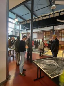 Besucher*innen in der Halle der BallinStadt.