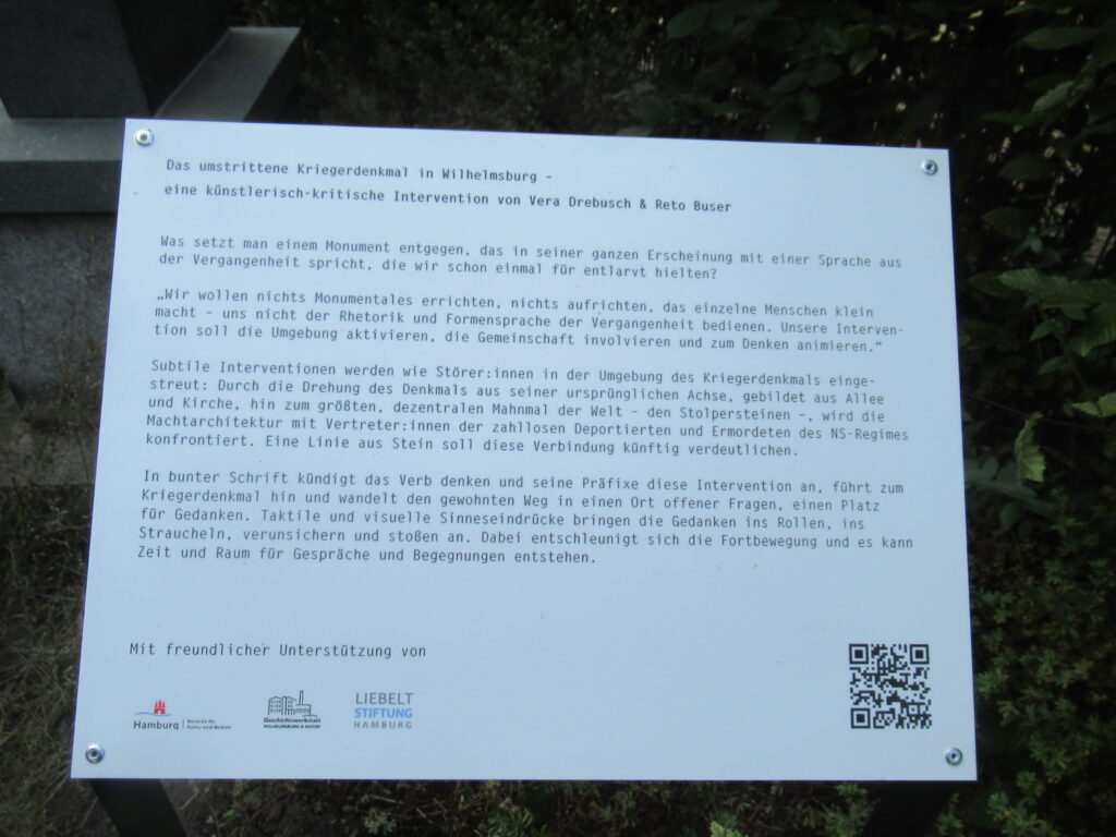 Nahaufnahme der Infotafel am Denkmal