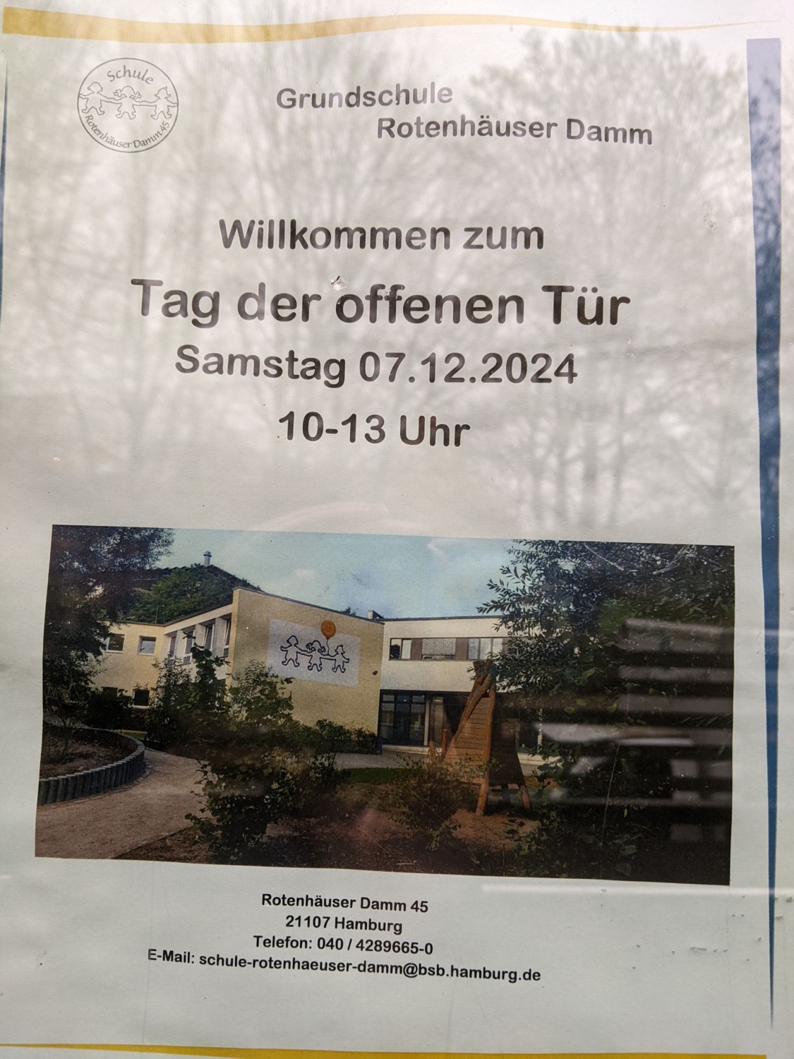 Ein Foto der Schule von außen, dazu VA-Infos