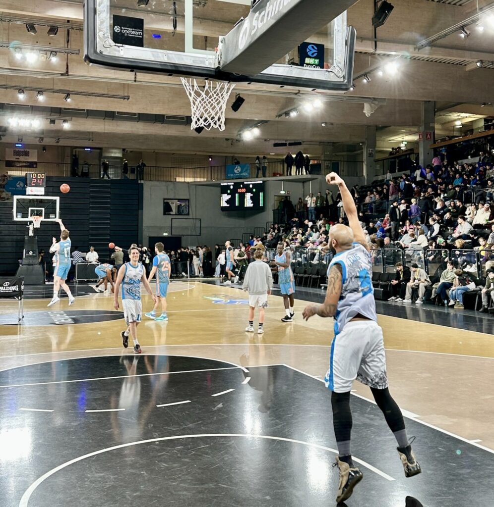 Basketballspieler machen sich warm in der Halle