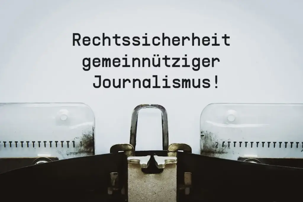 Ein Schreibmaschinenband. Auf einem Blat Papier steht "Rechtssicherheit gemeinnütziger Journalismus"