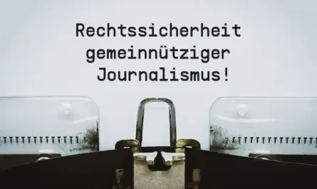 Ein Schreibmaschinenband. Auf einem Blat Papier steht "Rechtssicherheit gemeinnütziger Journalismus"