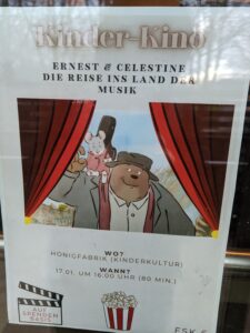 Ein Filmplakat an einer Scheibe