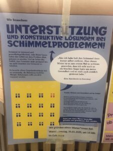 Ein Plakat in blau, darauf ein gelbes Mehrfamilienhaus und Text