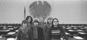 6 junge Frauen vor Sitzreihen mit dem Bundesadler im Hintergrund an der Wand. Schwarz-weiß-Foto