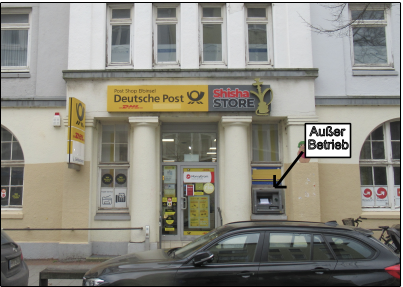 Der Postshop mit dem Schild Deutsche Post und Shisha Store über dem Eingang. Rechts vom EIngang der Geldautomat und ein ins Foto montierter Hinweis „außer Betrieb".