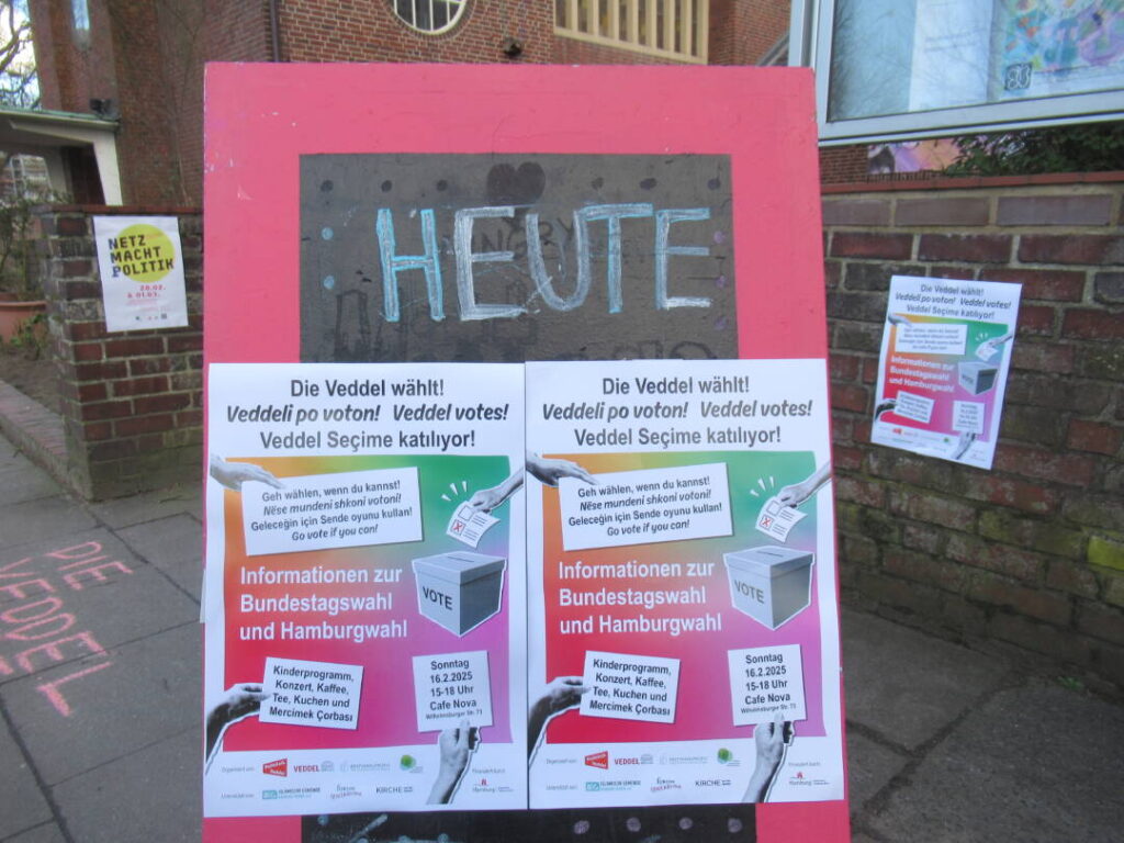 Mehrsprachiges Plakat „Die Veddel wählt!"